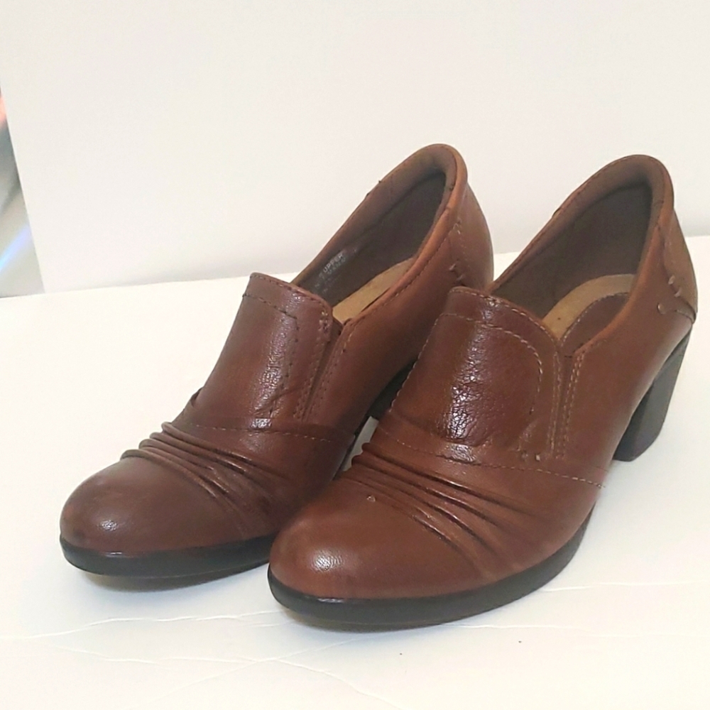 Earth origins "Derby" leather slip on heels size 6M brown